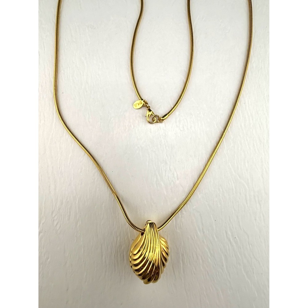 KJL Necklace Removable Shell Pendant Estate Beach Surfer Gold Tone Signed 32”